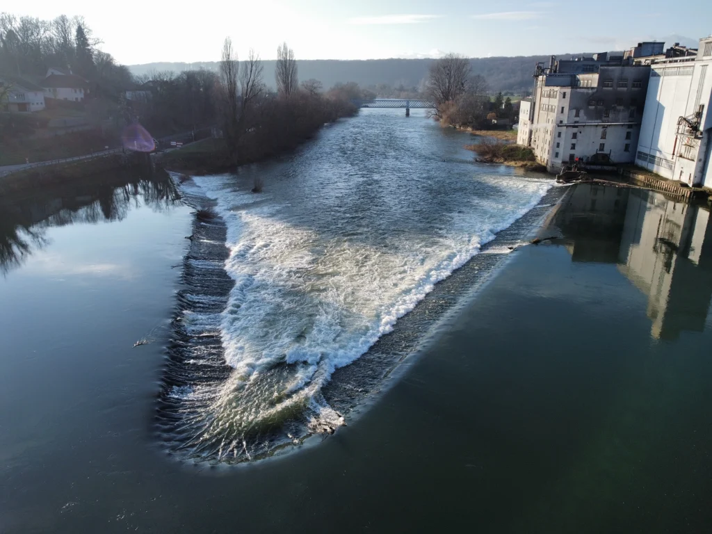 Barrage d'eau à Épinal pour hydroélectricité par GME-JHE